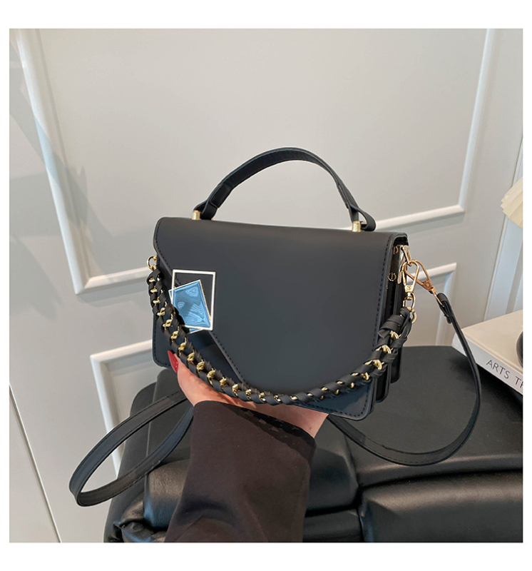 PU crossbody torbica u urbanom minimalističkom stilu, horizontalnog kvadratnog oblika, nylon podstava, unutarnji džep sa zatvaračem