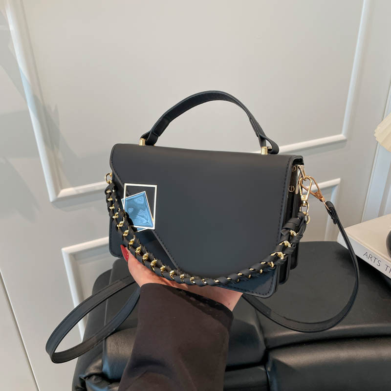 PU crossbody torbica u urbanom minimalističkom stilu, horizontalnog kvadratnog oblika, nylon podstava, unutarnji džep sa zatvaračem