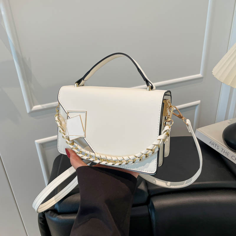 PU crossbody torbica u urbanom minimalističkom stilu, horizontalnog kvadratnog oblika, nylon podstava, unutarnji džep sa zatvaračem
