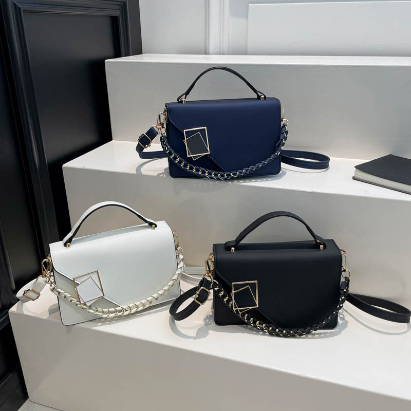 PU crossbody torbica u urbanom minimalističkom stilu, horizontalnog kvadratnog oblika, nylon podstava, unutarnji džep sa zatvaračem
