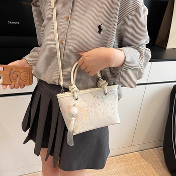 Ženska torba, street fashion stil, tkanina, vodoravni kvadratni oblik, magnetska kopča, ljeto 2025.