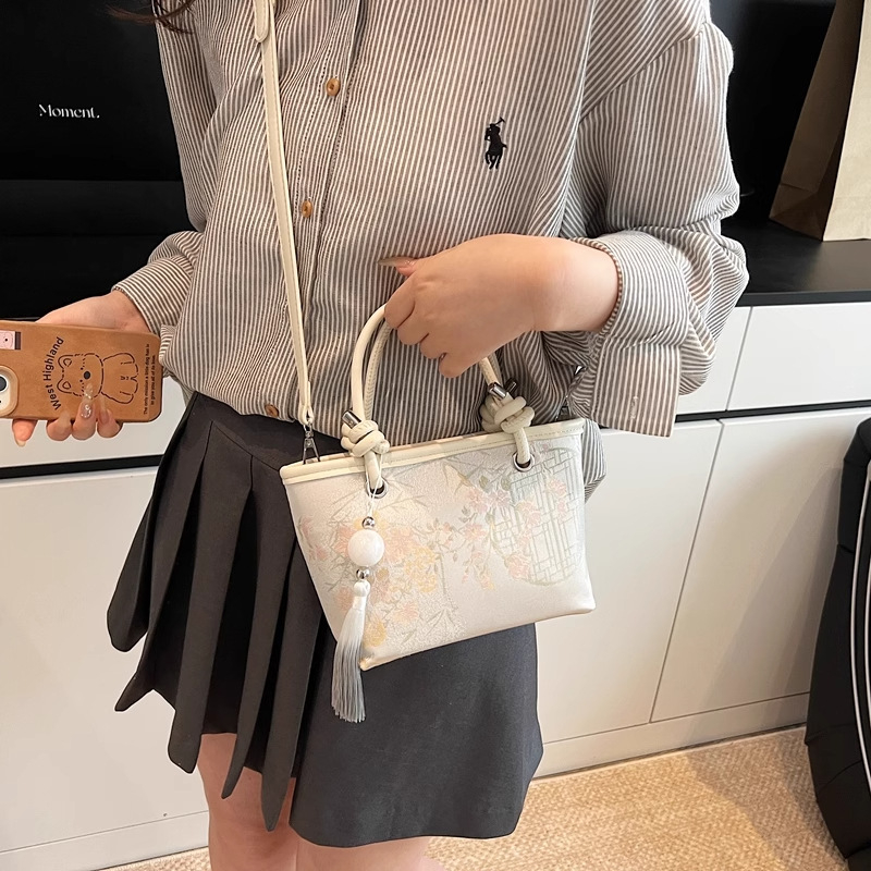 Ženska torba, street fashion stil, tkanina, vodoravni kvadratni oblik, magnetska kopča, ljeto 2025.