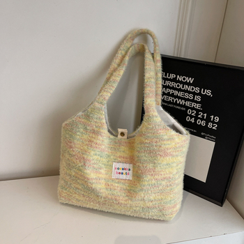 Pletena Tote torba s vertikalnim kvadratnim siluetom, magnetsko zatvaranje, unutarnja džep za telefon