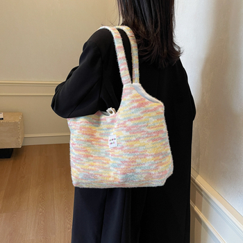 Pletena Tote torba s vertikalnim kvadratnim siluetom, magnetsko zatvaranje, unutarnja džep za telefon