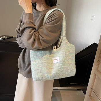 Pletena Tote torba s vertikalnim kvadratnim siluetom, magnetsko zatvaranje, unutarnja džep za telefon