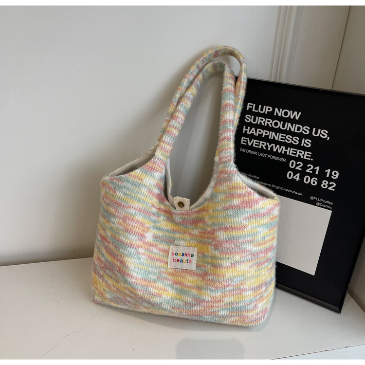 Pletena Tote torba s vertikalnim kvadratnim siluetom, magnetsko zatvaranje, unutarnja džep za telefon