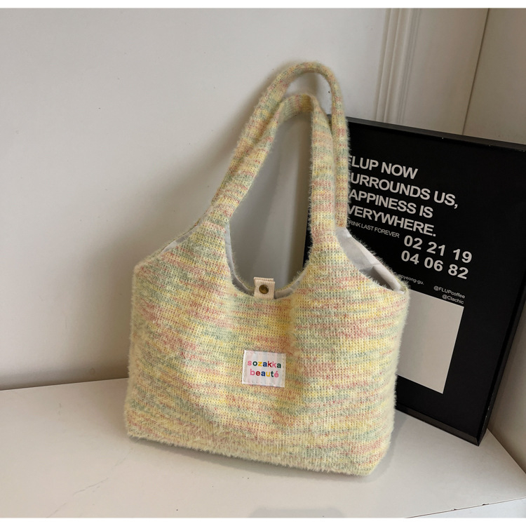 Pletena Tote torba s vertikalnim kvadratnim siluetom, magnetsko zatvaranje, unutarnja džep za telefon