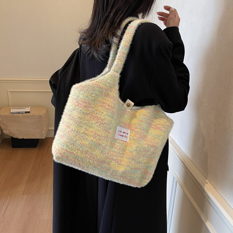 Pletena Tote torba s vertikalnim kvadratnim siluetom, magnetsko zatvaranje, unutarnja džep za telefon