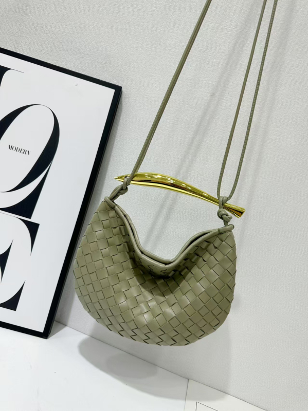 Ženska torbica od prave kože teleće, dumpling oblik, metalna ručka, magnetsko zatvaranje, unutarnja pregrada sa zatvaračem i džep za telefon, podstava od super vlakana, zimsko izdanje 2024.