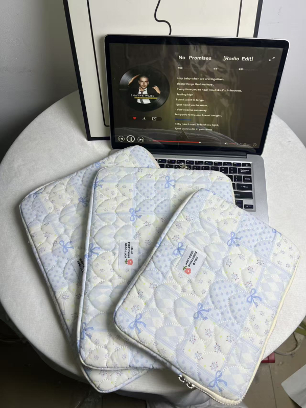 Zaštitna torbica za 11-inčni iPad Pro, vanjska najlonska površina, unutarnja podstava od poliestera, cvjetni uzorak