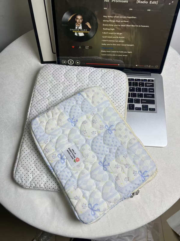 Zaštitna torbica za 11-inčni iPad Pro, vanjska najlonska površina, unutarnja podstava od poliestera, cvjetni uzorak