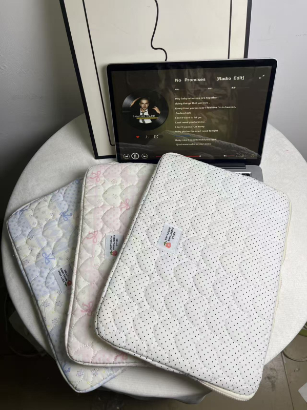 Zaštitna torbica za 11-inčni iPad Pro, vanjska najlonska površina, unutarnja podstava od poliestera, cvjetni uzorak