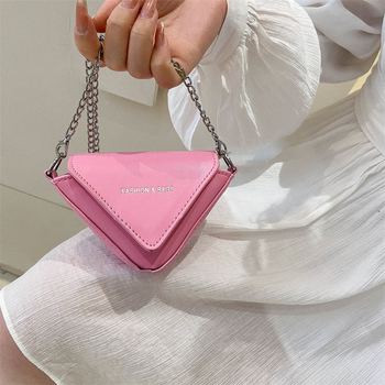 Női háromszög alakú crossbody táska PU bőrből, mágneszár, texturált felület, nyár 2023