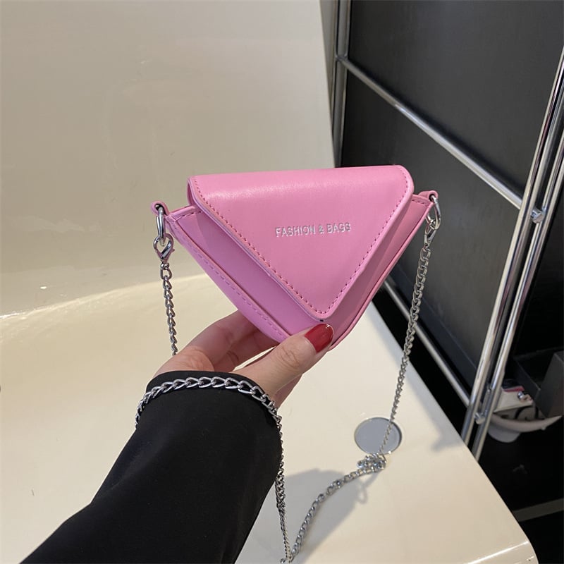 Női háromszög alakú crossbody táska PU bőrből, mágneszár, texturált felület, nyár 2023