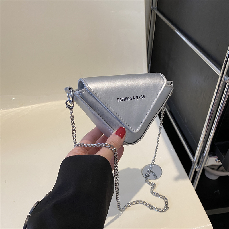 Női háromszög alakú crossbody táska PU bőrből, mágneszár, texturált felület, nyár 2023