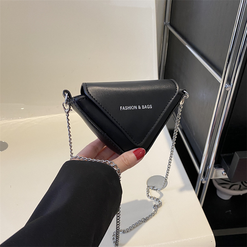 Női háromszög alakú crossbody táska PU bőrből, mágneszár, texturált felület, nyár 2023