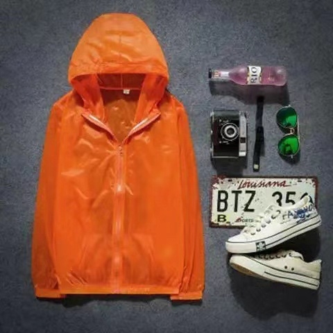 Uniszex nyári kapucnis széldzseki — UPF50+ UV-védelem, légáteresztő műszálas anyag, csíkos mintázat