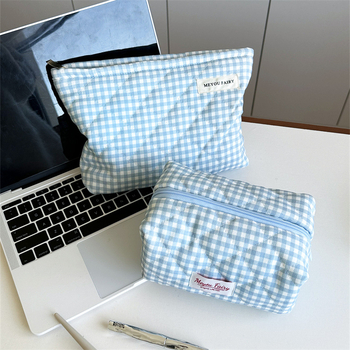 Clutch sminktáska quilting kockás mintával, külső poliészter, belső canvas bélés, zipzáras zárás, IN-stílus