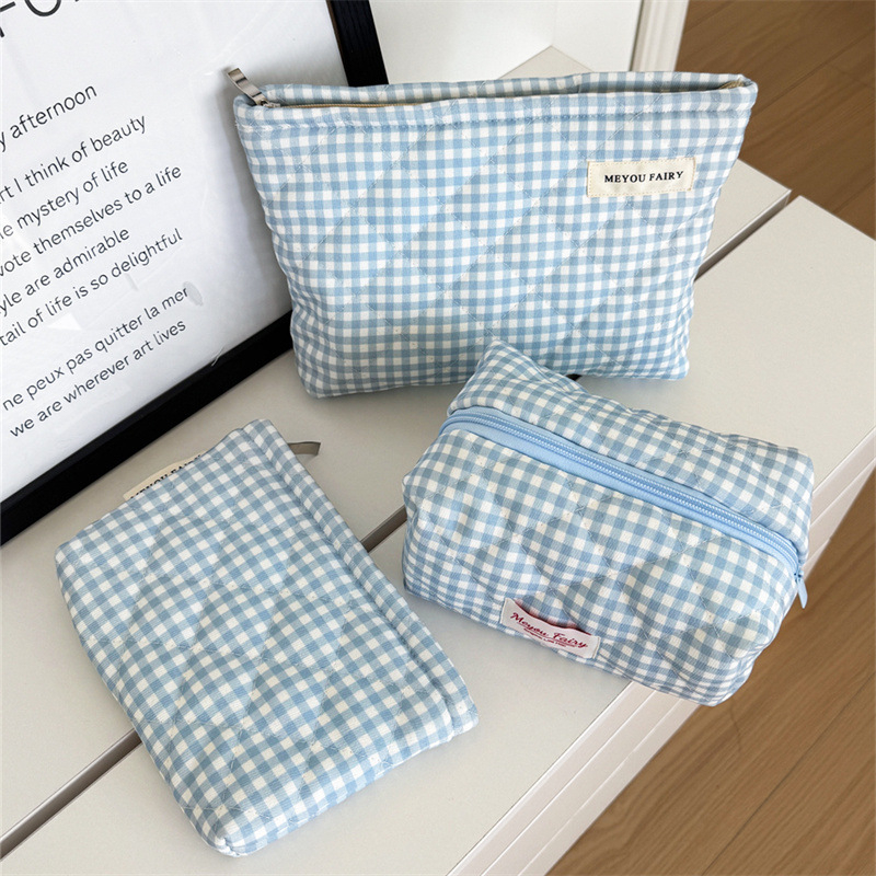 Clutch sminktáska quilting kockás mintával, külső poliészter, belső canvas bélés, zipzáras zárás, IN-stílus