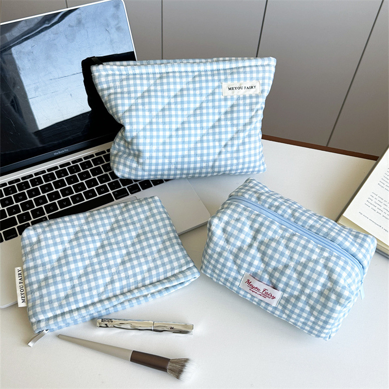 Clutch sminktáska quilting kockás mintával, külső poliészter, belső canvas bélés, zipzáras zárás, IN-stílus