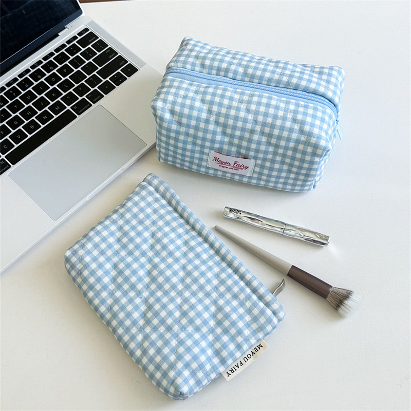 Clutch sminktáska quilting kockás mintával, külső poliészter, belső canvas bélés, zipzáras zárás, IN-stílus