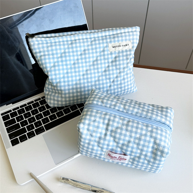 Clutch sminktáska quilting kockás mintával, külső poliészter, belső canvas bélés, zipzáras zárás, IN-stílus