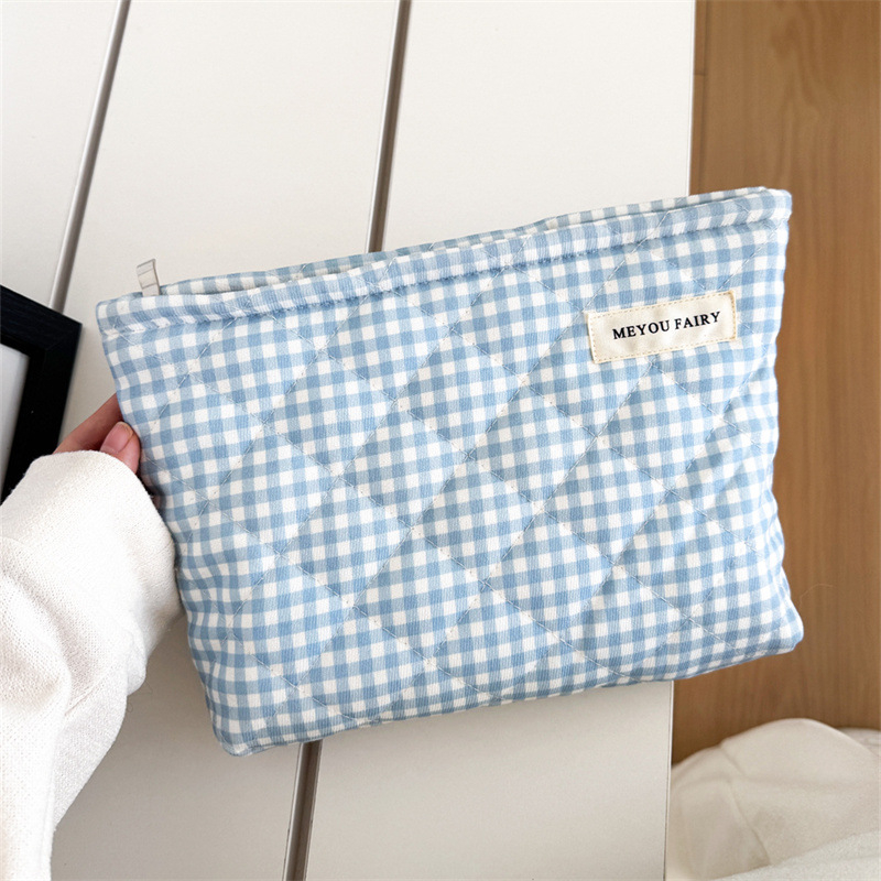 Clutch sminktáska quilting kockás mintával, külső poliészter, belső canvas bélés, zipzáras zárás, IN-stílus
