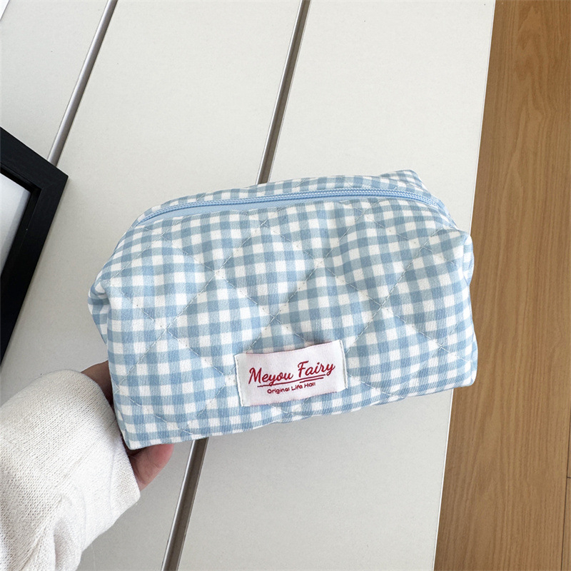 Clutch sminktáska quilting kockás mintával, külső poliészter, belső canvas bélés, zipzáras zárás, IN-stílus