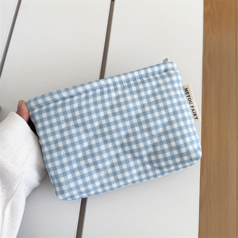 Clutch sminktáska quilting kockás mintával, külső poliészter, belső canvas bélés, zipzáras zárás, IN-stílus