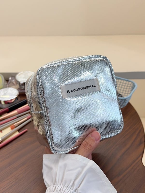 Nagy kapacitású neszesszer higiéniai termékek tárolására, hordozható clutch és sminktáska
