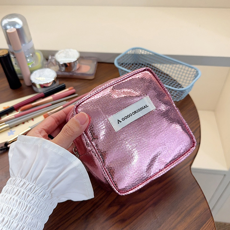 Nagy kapacitású neszesszer higiéniai termékek tárolására, hordozható clutch és sminktáska