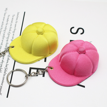 Ключодържател – мини кепка с козирка, EVA материал, модерен минималистичен стил, индивидуално опакован