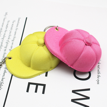 Ключодържател – мини кепка с козирка, EVA материал, модерен минималистичен стил, индивидуално опакован