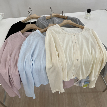 Kardigan od Tencel-lina s okruglim izrezom, jednostruko kopčanje, dugi rukavi, kratka duljina (40–50 cm) – lagani ljetni top