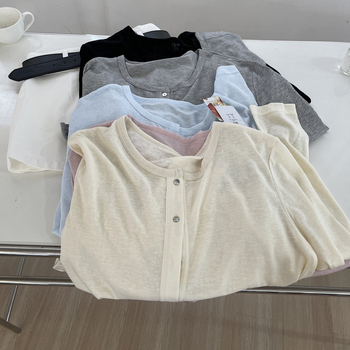 Kardigan od Tencel-lina s okruglim izrezom, jednostruko kopčanje, dugi rukavi, kratka duljina (40–50 cm) – lagani ljetni top