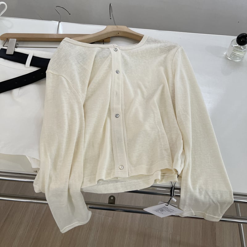 Kardigan od Tencel-lina s okruglim izrezom, jednostruko kopčanje, dugi rukavi, kratka duljina (40–50 cm) – lagani ljetni top