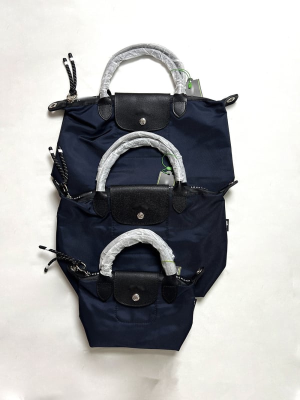 Unisex torba od prave kože u obliku dumplinga sa flap zatvaračem, velika kapaciteta; unutarnji džepovi za telefon, dokumente, laptop i kameru