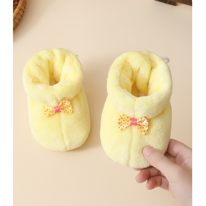 Pantofi pentru bebeluși 6–12 luni, unisex — partea superioară din bumbac, talpă din bumbac, branț din material textil, model desen animat