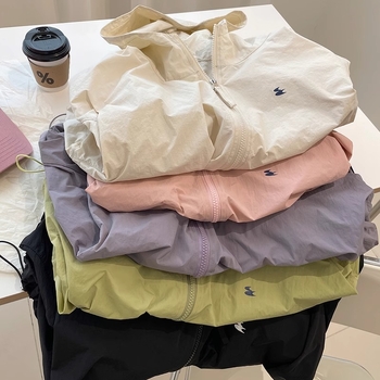 Дамско слънцезащитно яке, тънък полиестер, UPF50+, дълги ръкави, цип отпред, къс стил (40–50 см), лято 2025