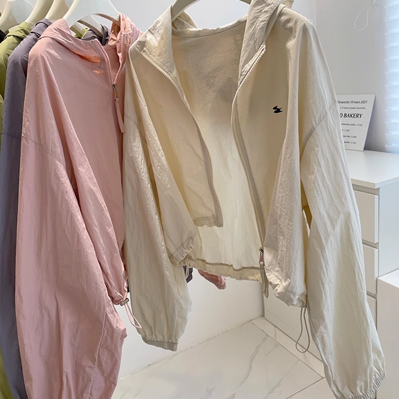 Дамско слънцезащитно яке, тънък полиестер, UPF50+, дълги ръкави, цип отпред, къс стил (40–50 см), лято 2025