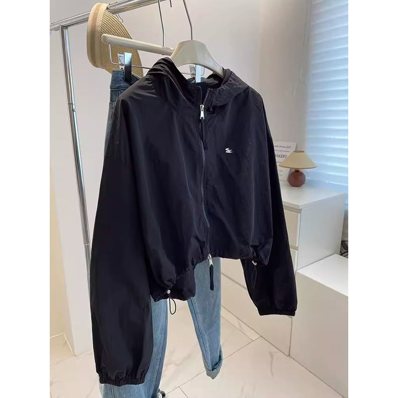 Дамско слънцезащитно яке, тънък полиестер, UPF50+, дълги ръкави, цип отпред, къс стил (40–50 см), лято 2025