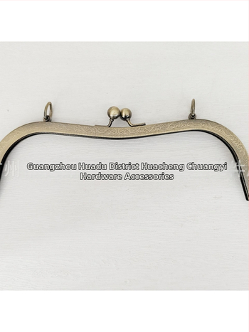 Taškové hardvér — rám s otvorom na skrutku, 27 vydlbené pásy, vyrazená guľová hlava, dizajn bucket-ear. Materiál: železo. Kód produktu: 000306. Haowen luggage accessories factory. Jeseň 2024. Doplnky na tašky.