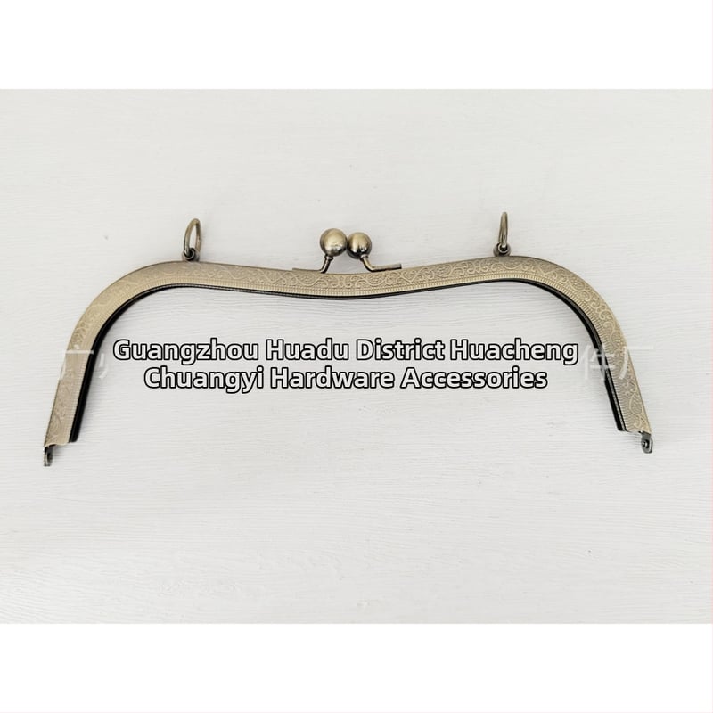 Taškové hardvér — rám s otvorom na skrutku, 27 vydlbené pásy, vyrazená guľová hlava, dizajn bucket-ear. Materiál: železo. Kód produktu: 000306. Haowen luggage accessories factory. Jeseň 2024. Doplnky na tašky.