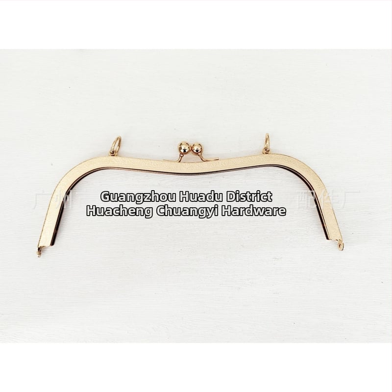 Taškové hardvér — rám s otvorom na skrutku, 27 vydlbené pásy, vyrazená guľová hlava, dizajn bucket-ear. Materiál: železo. Kód produktu: 000306. Haowen luggage accessories factory. Jeseň 2024. Doplnky na tašky.