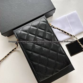 Mobiltelefon táska valódi bőrből, első réteg marhabőrből, függőleges négyzet alakú, láncos vállpánt, belső fotórekesz