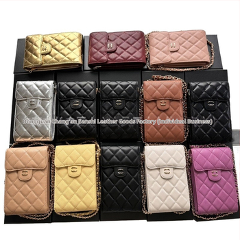 Mobiltelefon táska valódi bőrből, első réteg marhabőrből, függőleges négyzet alakú, láncos vállpánt, belső fotórekesz