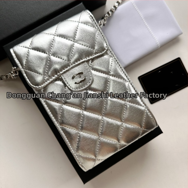 Mobiltelefon táska valódi bőrből, első réteg marhabőrből, függőleges négyzet alakú, láncos vállpánt, belső fotórekesz