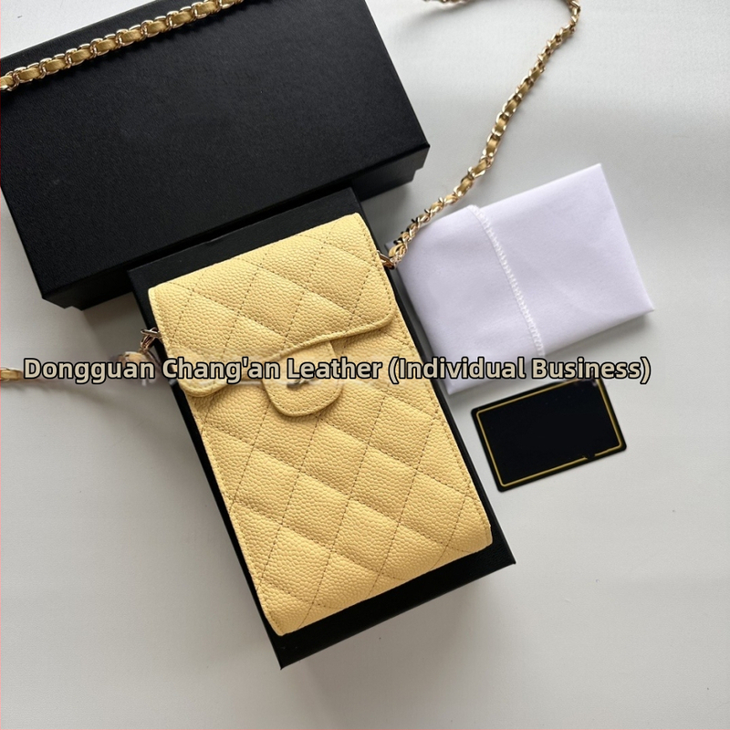 Mobiltelefon táska valódi bőrből, első réteg marhabőrből, függőleges négyzet alakú, láncos vállpánt, belső fotórekesz