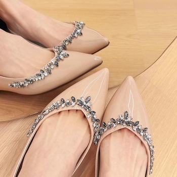 Γυναικείες μυτερές επίπεδες γόβες με επάνω μέρος από δέρμα αγελάδας, εσωτερικός πάτος από πρόβατο, ύψος τακουνιού 3-5 εκ