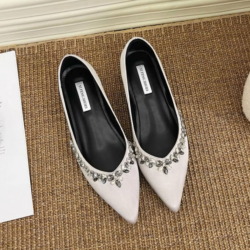 Γυναικείες μυτερές επίπεδες γόβες με επάνω μέρος από δέρμα αγελάδας, εσωτερικός πάτος από πρόβατο, ύψος τακουνιού 3-5 εκ